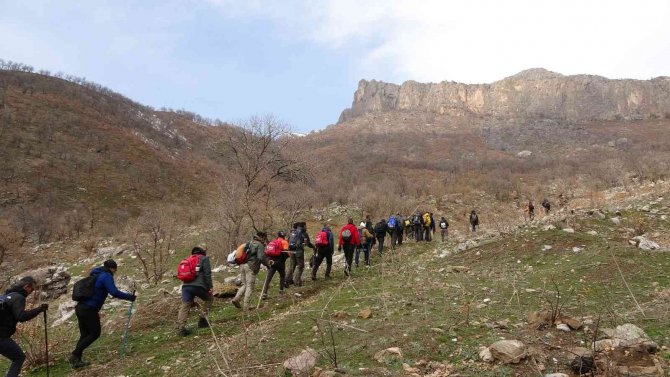 Yüksekovalı Dağcılardan Doğa Yürüyüşü