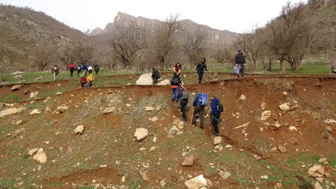 Yüksekovalı Dağcılardan Doğa Yürüyüşü