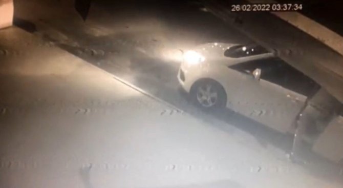 Hırsızlık İçin Girdiği İşyerinin Kapısını Taşla Kırdı