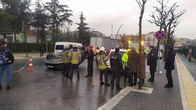Kayganlaşan Yolda Ters Kayan Araç Otomobile Çarpıp Ters Döndü