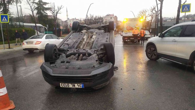 Kayganlaşan Yolda Ters Kayan Araç Otomobile Çarpıp Ters Döndü