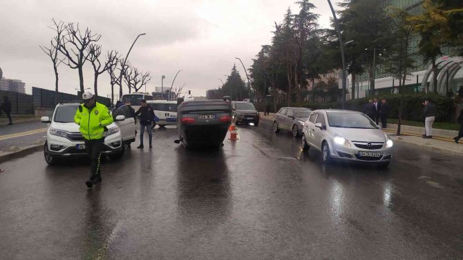 Kayganlaşan Yolda Ters Kayan Araç Otomobile Çarpıp Ters Döndü
