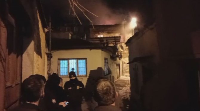İ̇zmir’de Tarihi Müstakil Taş Ev Alevlere Teslim Oldu