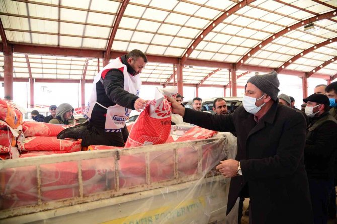 Kahramankazan Belediyesi’nden Çiftçilere Yağlık Ayçiçeği Tohumu Desteği