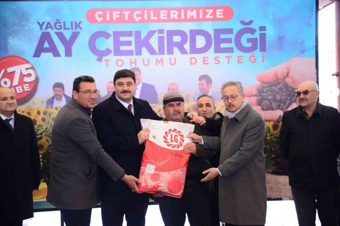 Kahramankazan Belediyesi’nden Çiftçilere Yağlık Ayçiçeği Tohumu Desteği