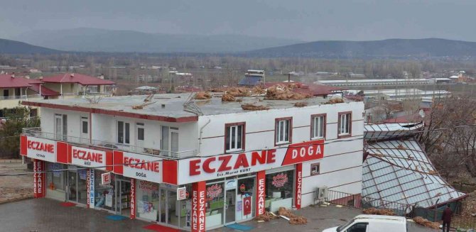Şiddetli Fırtına Çatıyı Kağıt Gibi Savurdu