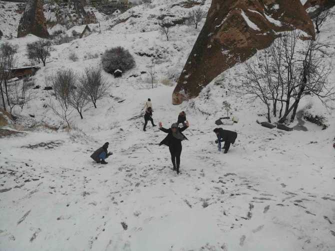 Kapadokya’da Kar Yağışı Kartpostallık Görüntüler Oluşturdu