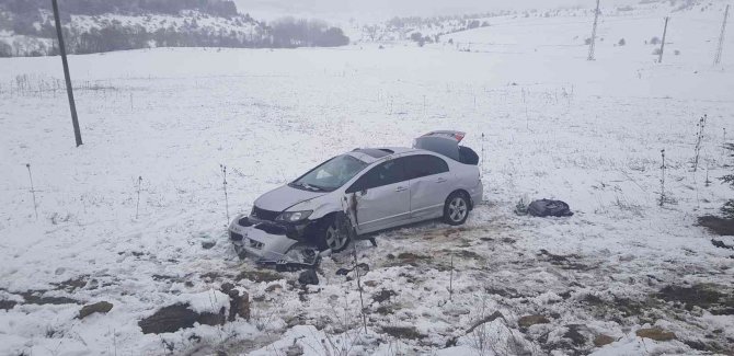 Kontrolden Çıkan Otomobil Şarampole Yuvarlandı: 3 Yaralı