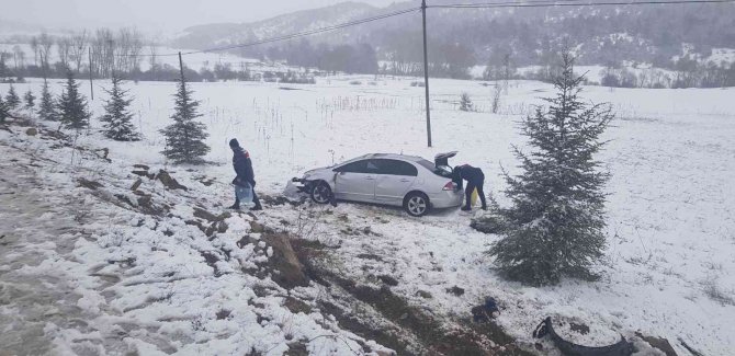 Kontrolden Çıkan Otomobil Şarampole Yuvarlandı: 3 Yaralı