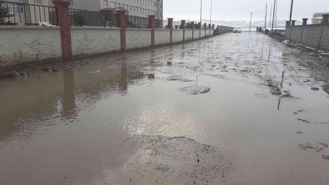 Kars’ta Öğrencilerin Yağmurla Birlikte Çamur Sınavı