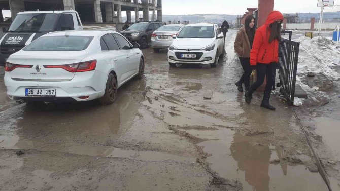 Kars’ta Öğrencilerin Yağmurla Birlikte Çamur Sınavı