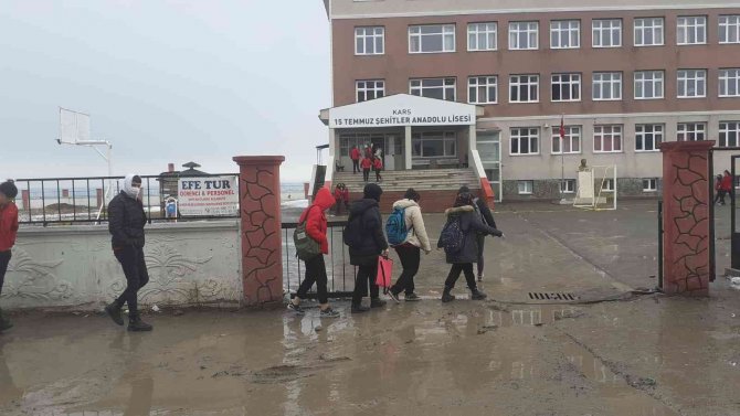 Kars’ta Öğrencilerin Yağmurla Birlikte Çamur Sınavı