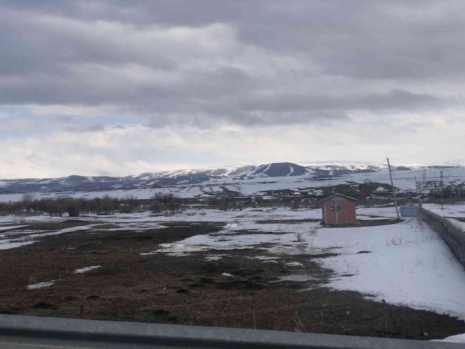 Kars’ta Karlar Erimeye Başladı