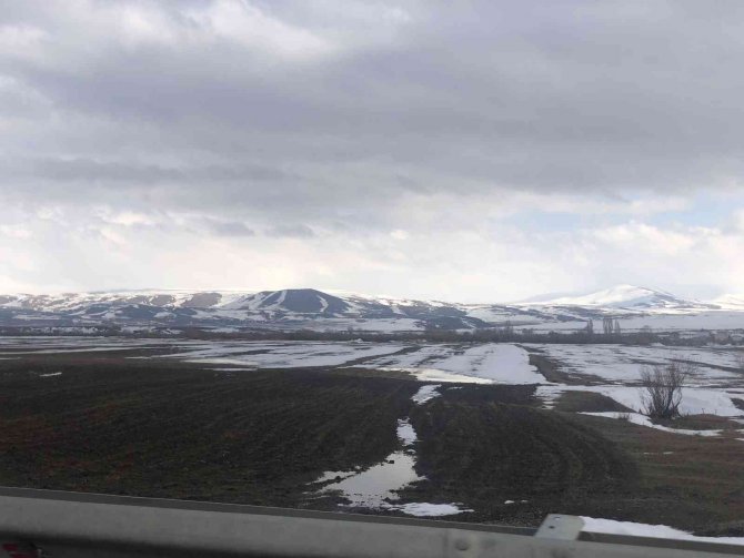 Kars’ta Karlar Erimeye Başladı