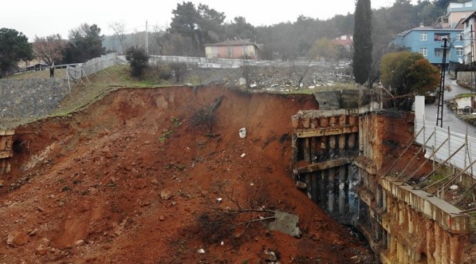 Kartal’da Şiddetli Yağış İnşaatta Toprak Kaymasına Neden Oldu