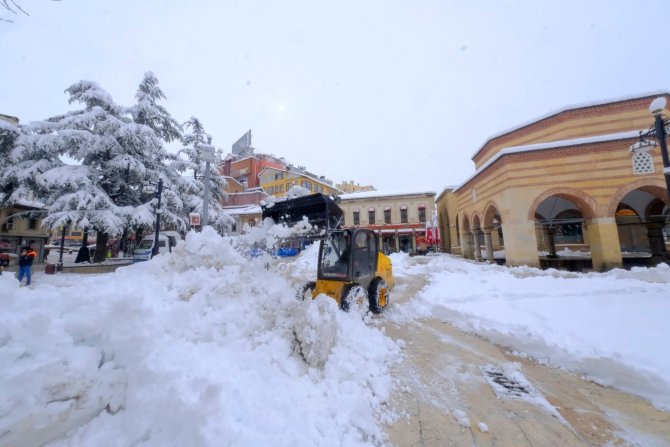Kastamonu Belediyesi 95 Personel İle Karla Mücadele Ediyor