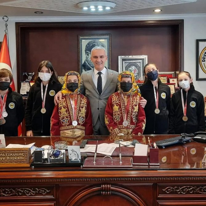 Yarışmalarda Dereceye Giren Öğrenciler, Başkan Altıkulaç’ı Ziyaret Etti