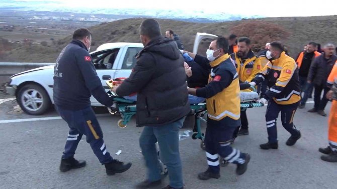 Otomobil Takla Attı, Yaşlı Çift Ölümden Döndü