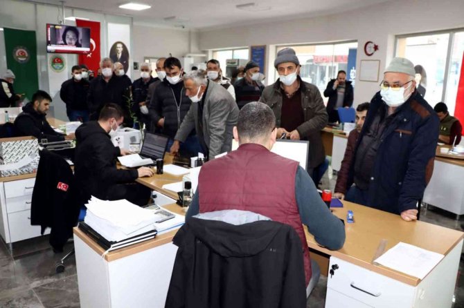 2 Bin Çiftçiye Yem Bitkisi Tohumu Ve Gübre Desteği