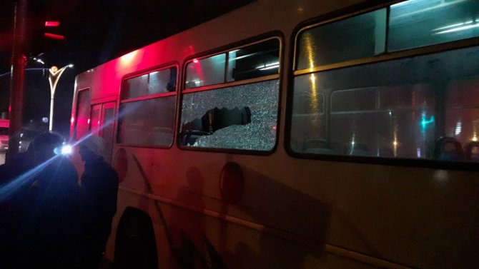Takım Otobüsüne Taşlı Saldırı: 1 Futbolcu Yaralandı