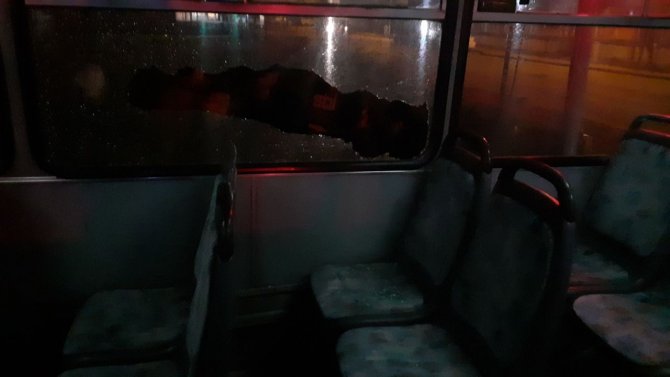 Takım Otobüsüne Taşlı Saldırı: 1 Futbolcu Yaralandı