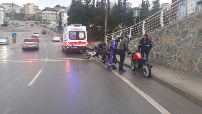 Islak Zeminde Kayan Motosikletin Sürücüsü Yaralandı