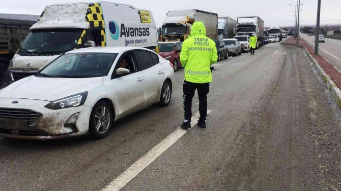 Kulu’da Kar Yağışı Ve Buzlanma Ulaşımı Aksatıyor