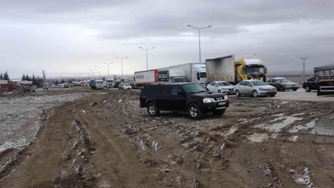Kulu’da Kar Yağışı Ve Buzlanma Ulaşımı Aksatıyor