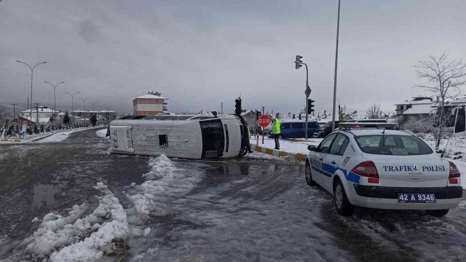 Konya’da İşçi Taşıyan Servis Minibüsleri Çarpıştı: 14 Yaralı