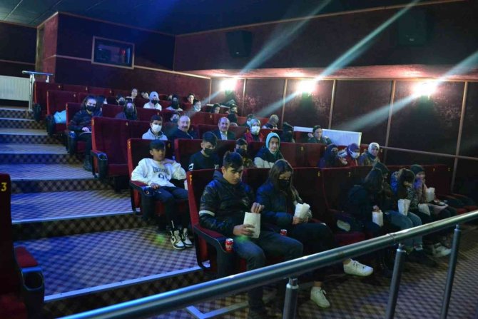 ‘Sosyal Uyum Projesi’ Kapsamındaki Çocukların Sinema Keyfi