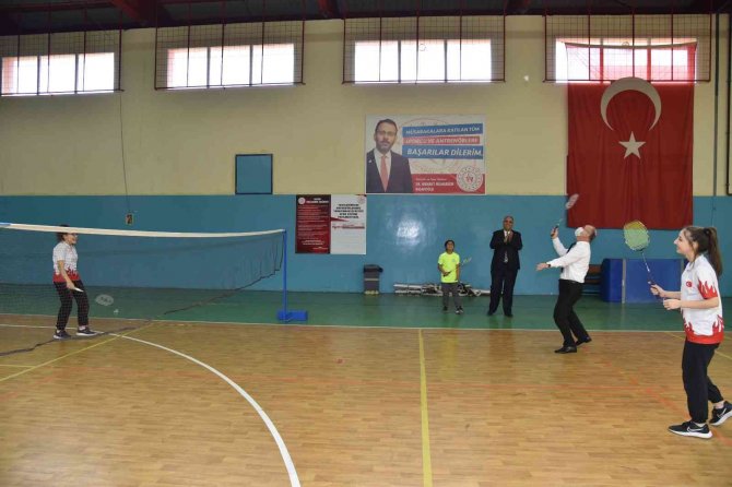 Vali Karadeniz Milli Sporcularla Badminton Oynadı