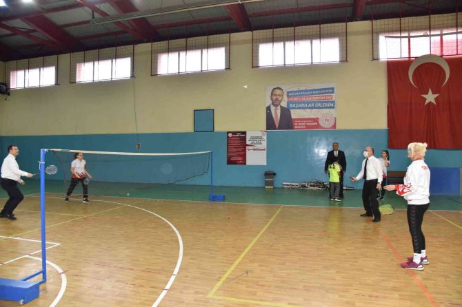 Vali Karadeniz Milli Sporcularla Badminton Oynadı