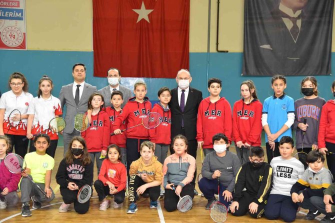 Vali Karadeniz Milli Sporcularla Badminton Oynadı