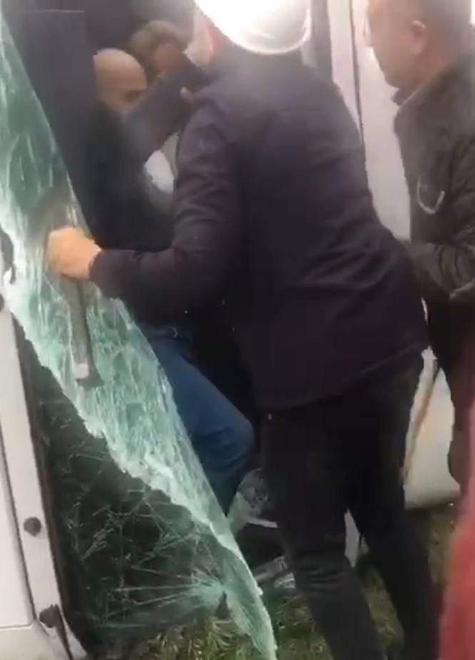 Kazada Kabinde Mahsur Kalanları Vatandaşlar Çekiçle Camı Kırarak Kurtardı