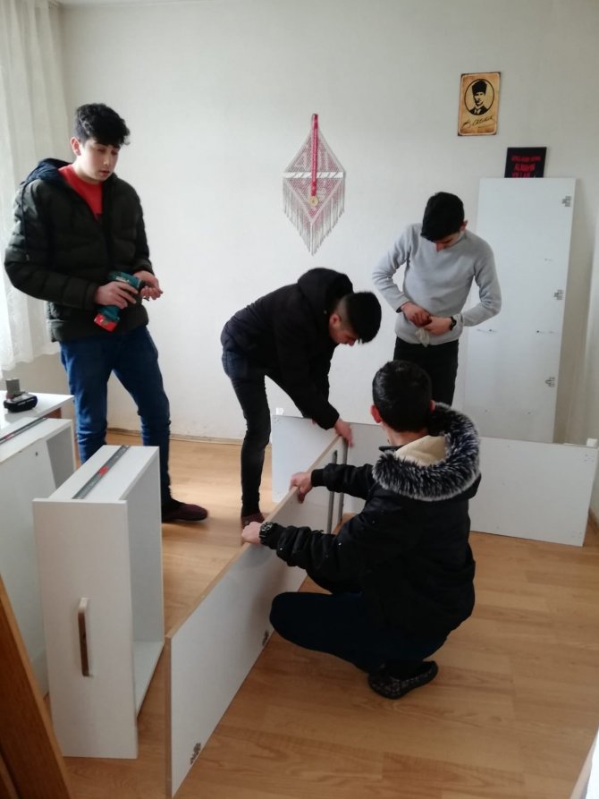 Meslek Lisesi Öğrencileri İhtiyaçlı Ailelerin Yanlarında Oluyor