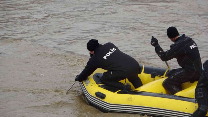 Karasu Nehri’ne Düşen Yağmur’u Arama Çalışmalarına 10. Günde De Ara Verildi