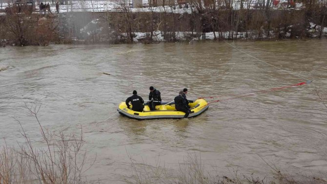 Karasu Nehri’ne Düşen Yağmur’u Arama Çalışmalarına 10. Günde De Ara Verildi