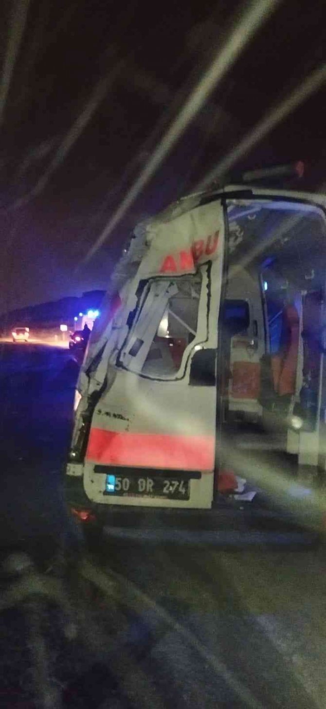 Hasta Taşıyan Ambulans Buzlanma Nedeniyle Kaza Yaptı: 1 Yaralı
