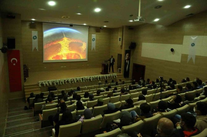 Üniversite Öğrencilerine ’Deprem’ Anlatıldı