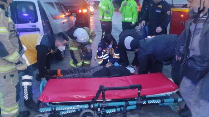 Bursa’da Otomobil Kamyona Arkadan Çarptı, Yaşlı Adam Ağır Yaralandı