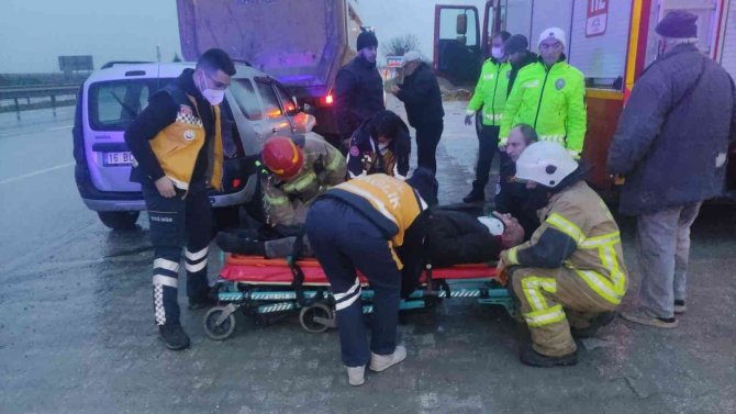 Bursa’da Otomobil Kamyona Arkadan Çarptı, Yaşlı Adam Ağır Yaralandı