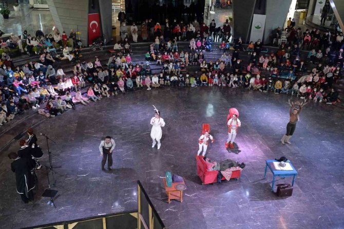 Osmangazi’de Çocuklar Tiyatroyla Eğlendi