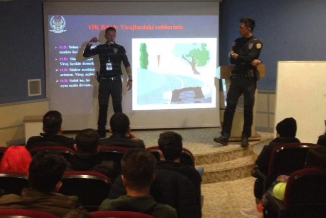 Polis Ekipleri Üniversite Öğrencilerine Güvenli Motosiklet Sürüş Eğitimi Verdi