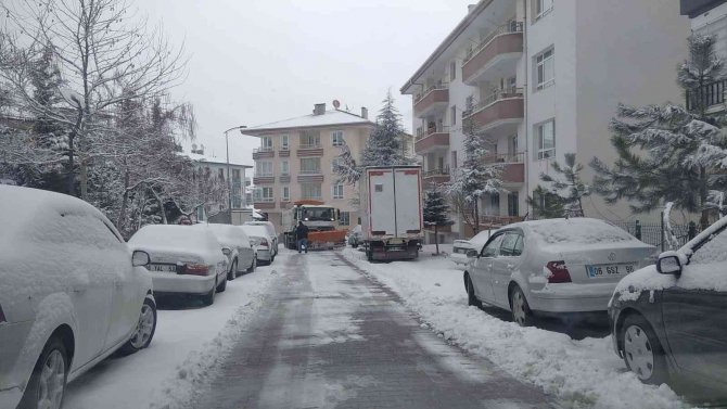 Pursaklar Belediyesi’nden Kar Yağışına Anında Müdahale