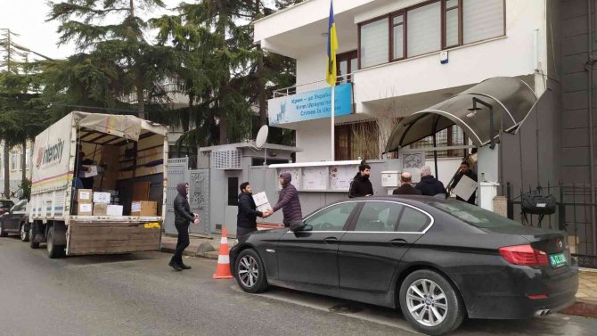 Ukrayna İ̇stanbul Konsolosluğunda Yardımlar Devam Ediyor