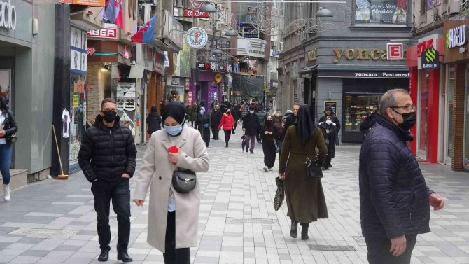Bakan Koca ’Açık Alanda Maske Takmak Zorunlu Değil’ Dedi, Trabzonlular Maske Takmayı Sürdürdü