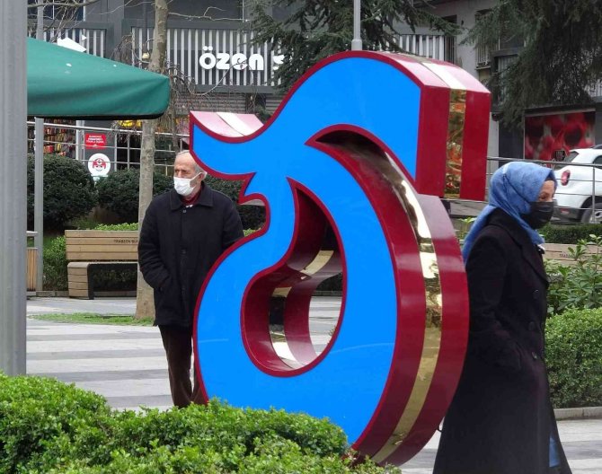 Bakan Koca ’Açık Alanda Maske Takmak Zorunlu Değil’ Dedi, Trabzonlular Maske Takmayı Sürdürdü