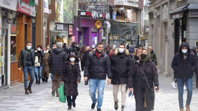 Bakan Koca ’Açık Alanda Maske Takmak Zorunlu Değil’ Dedi, Trabzonlular Maske Takmayı Sürdürdü