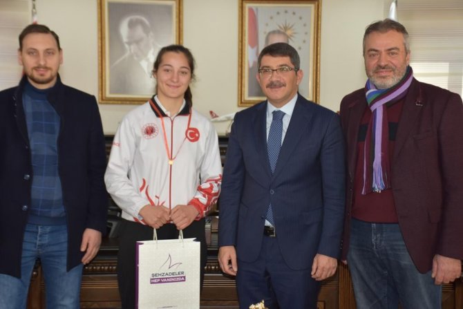 Başkan Çelik, Şampiyon Sporcuyu Ödüllendirdi