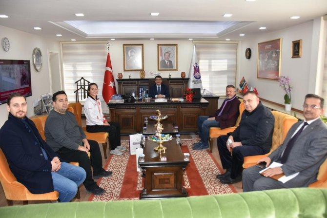 Başkan Çelik, Şampiyon Sporcuyu Ödüllendirdi